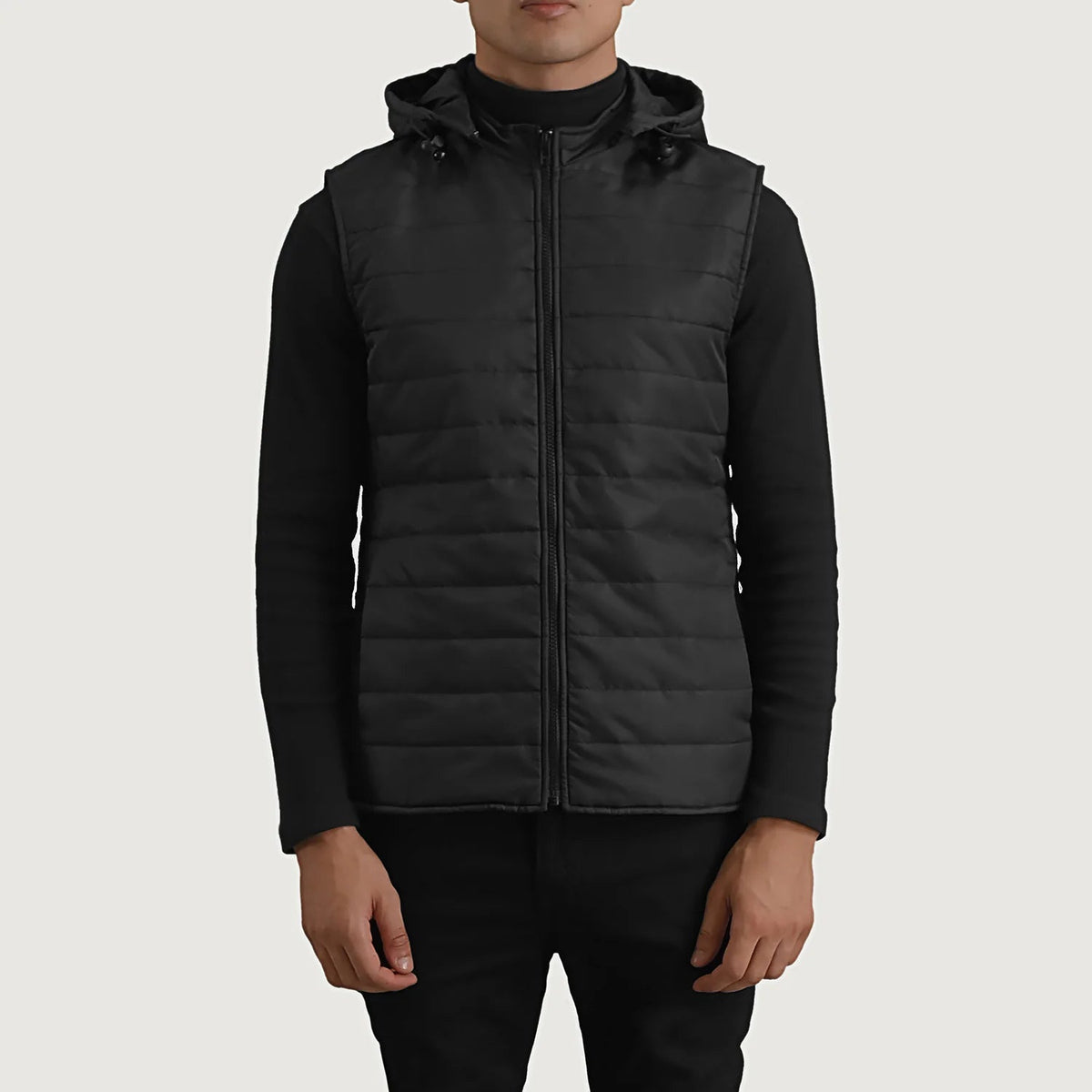 
Detailopname of Classic Collar & Zipper Hardware on Carlo Zwart Gewatteerde bodywarmer met capuchon voor Heren
