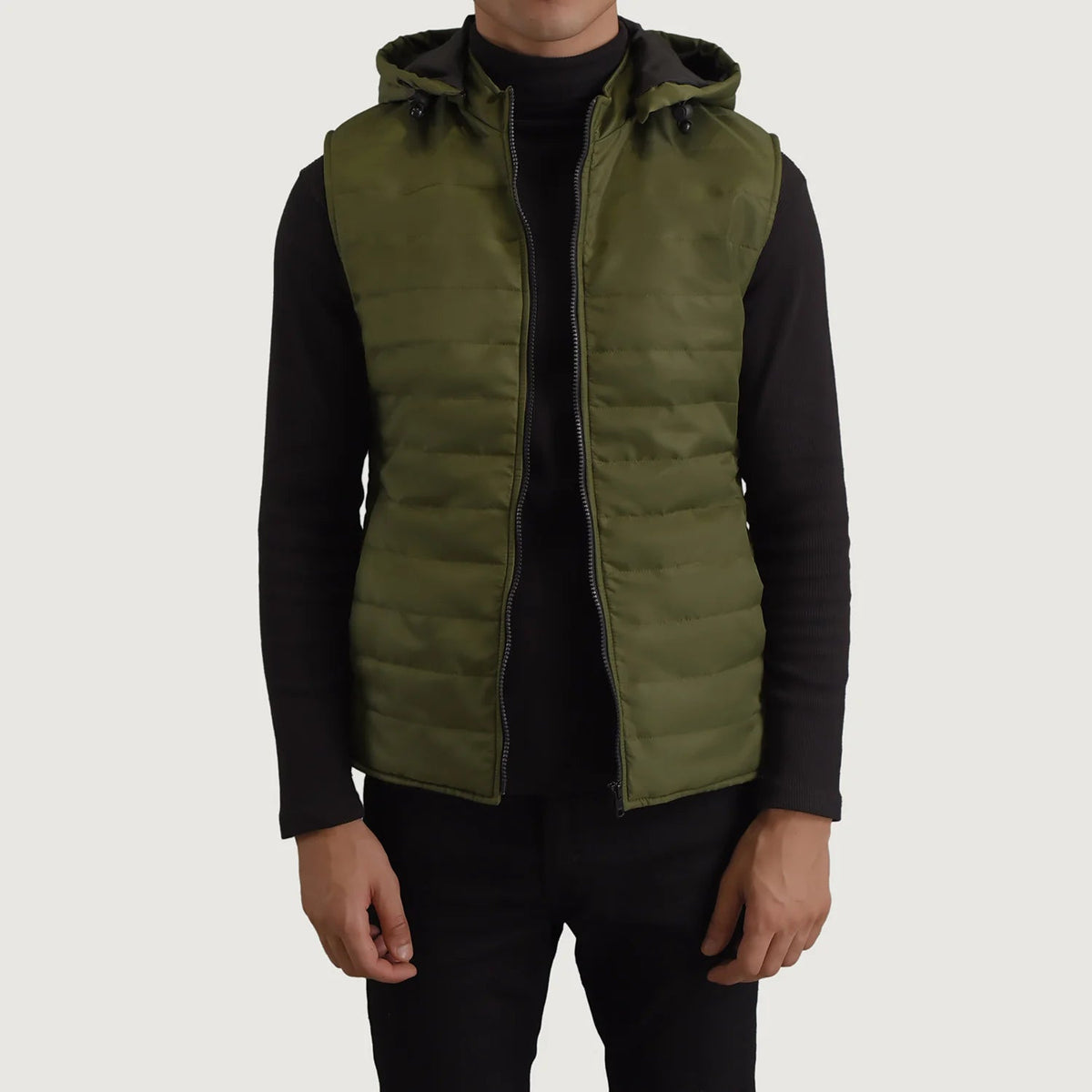 
Carlo Groen Gewatteerde bodywarmer met capuchon voor Heren in Green Full-Grain Leather - Vooraanzicht & getailleerd silhouet | Online kopen