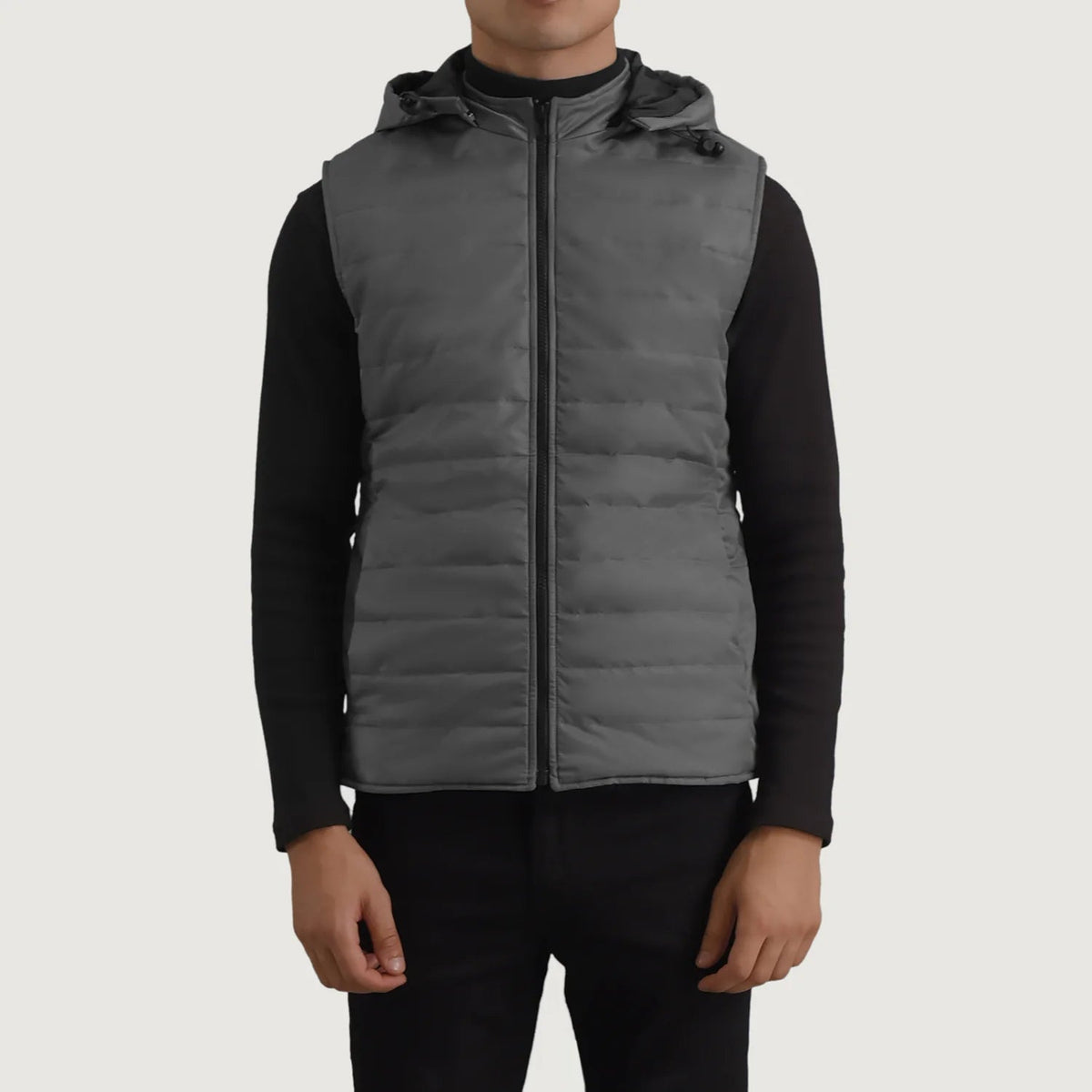 
Detailopname of Classic Collar & Zipper Hardware on Carlo Grey Gewatteerde bodywarmer met capuchon voor Heren