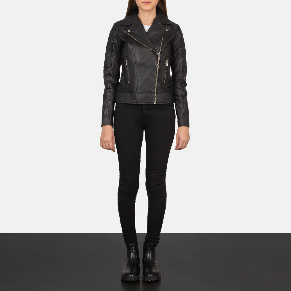 
Carolyn Quilted Black Biker Jacket - Zijaanzicht met ergonomische mouwsnede