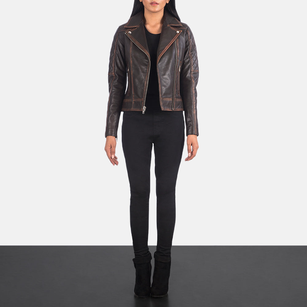 
Carolyn Quilted Vintage Brown Biker Jacket - Zijaanzicht met ergonomische mouwsnede