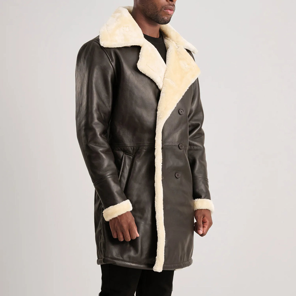 
Gedragen perspectief van Charles Brown Suede Leather Shearling Double-Breasted Coat op model - Natuurlijke valling bij daglicht