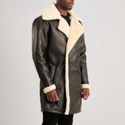 
Gedragen perspectief van Charles Brown Suede Leather Shearling Double-Breasted Coat op model - Natuurlijke valling bij daglicht