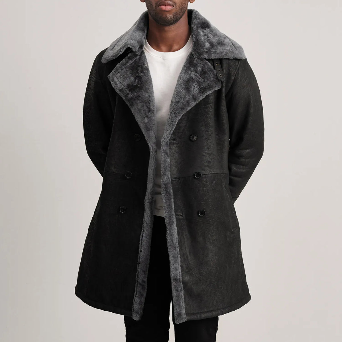 
Charles Brown Suede Leather Shearling Double-Breasted Coat in Brown Goatskin Suede - Vooraanzicht & getailleerd silhouet | Online kopen