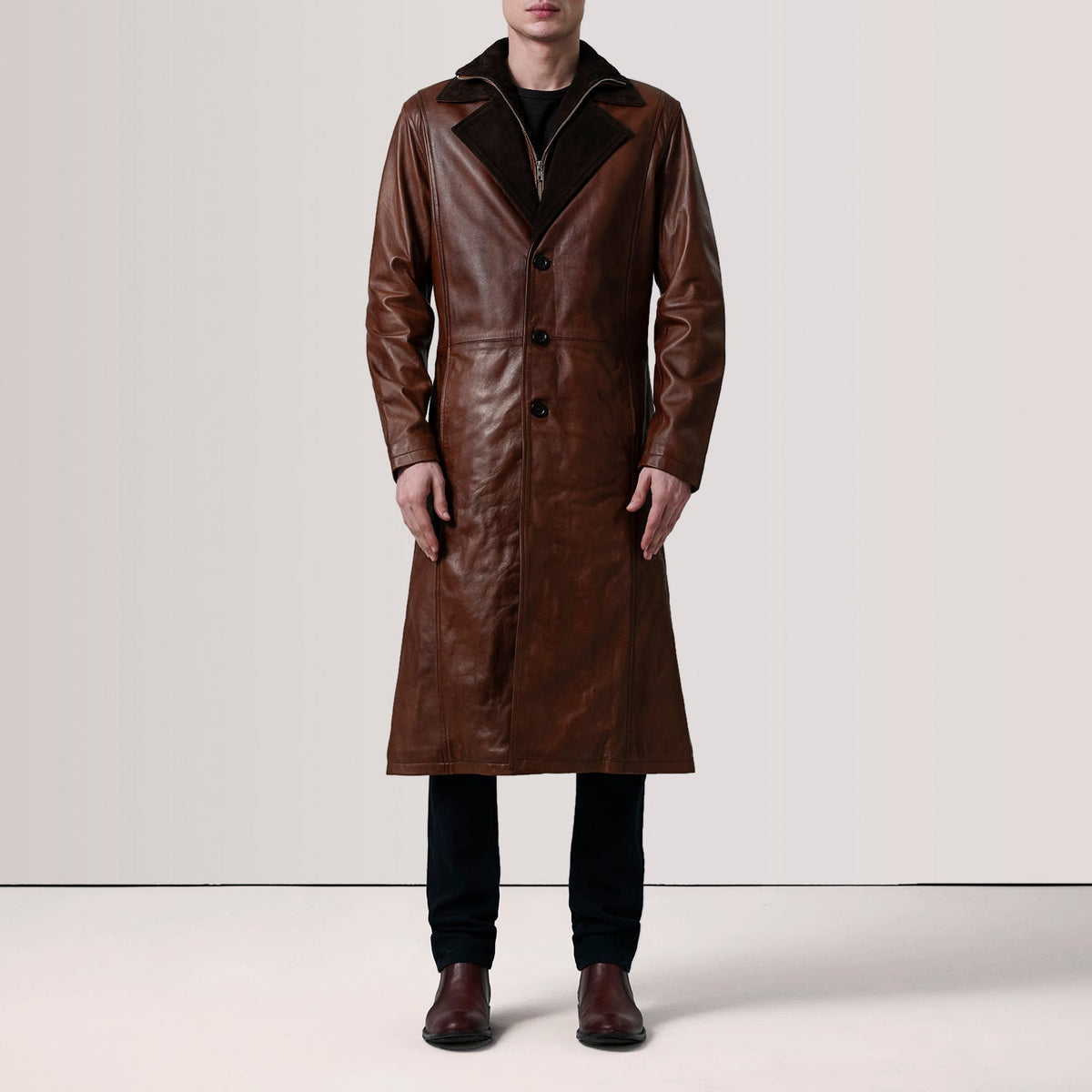 
Distressed Brown Sheepskin Burnished Leather Coat - Achteraanzicht met getailleerde schouders & strakke zoom