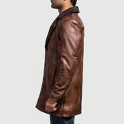 Close-Up Detail of Notch &amp; Button Hardware on Men's Cinnamon Distressed Leather Fur Leren Jas voor Heren