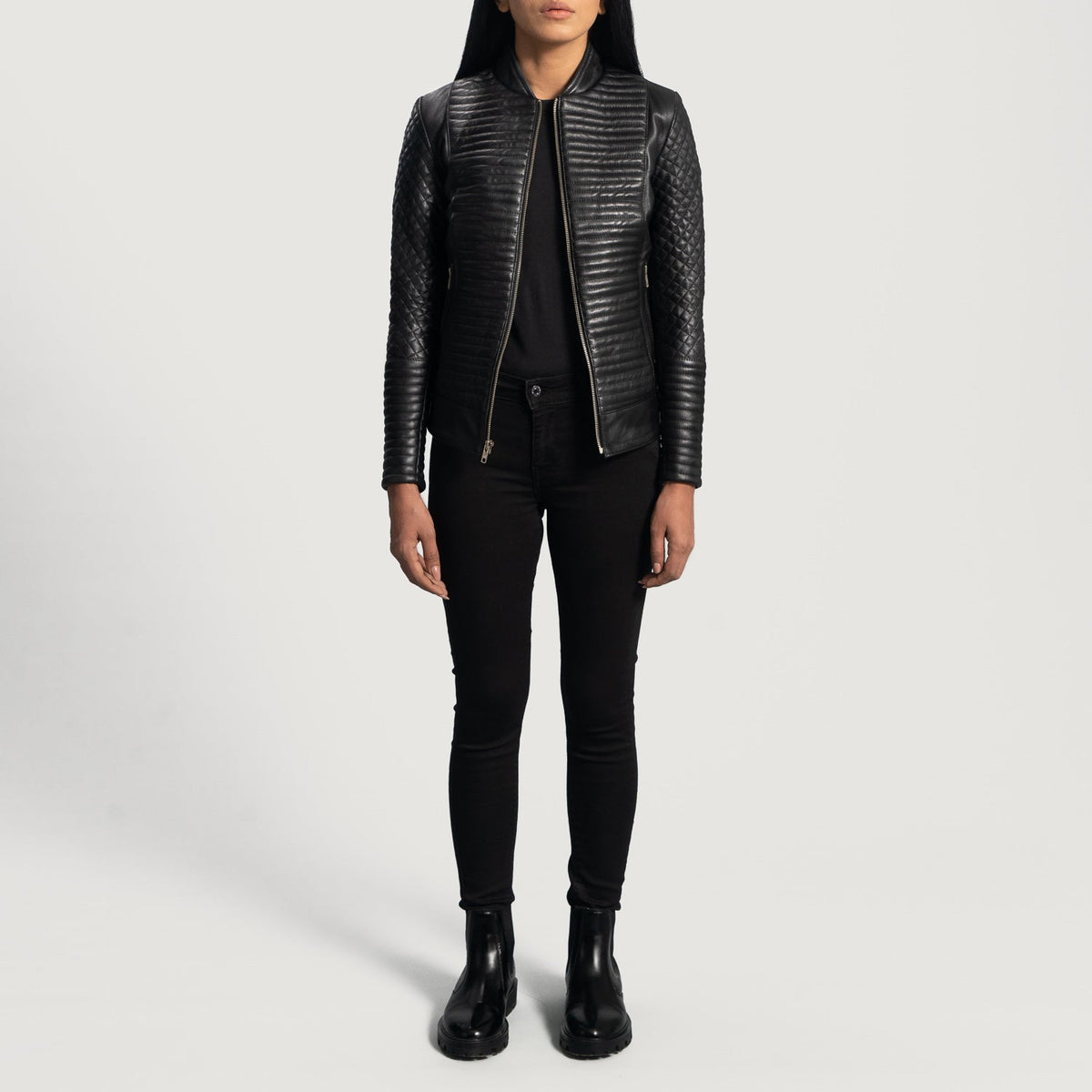 Close-Up Detail of Varsity &amp; Zipper Hardware on Women's Cityscape Zwart Leren Bikerjack voor Dames