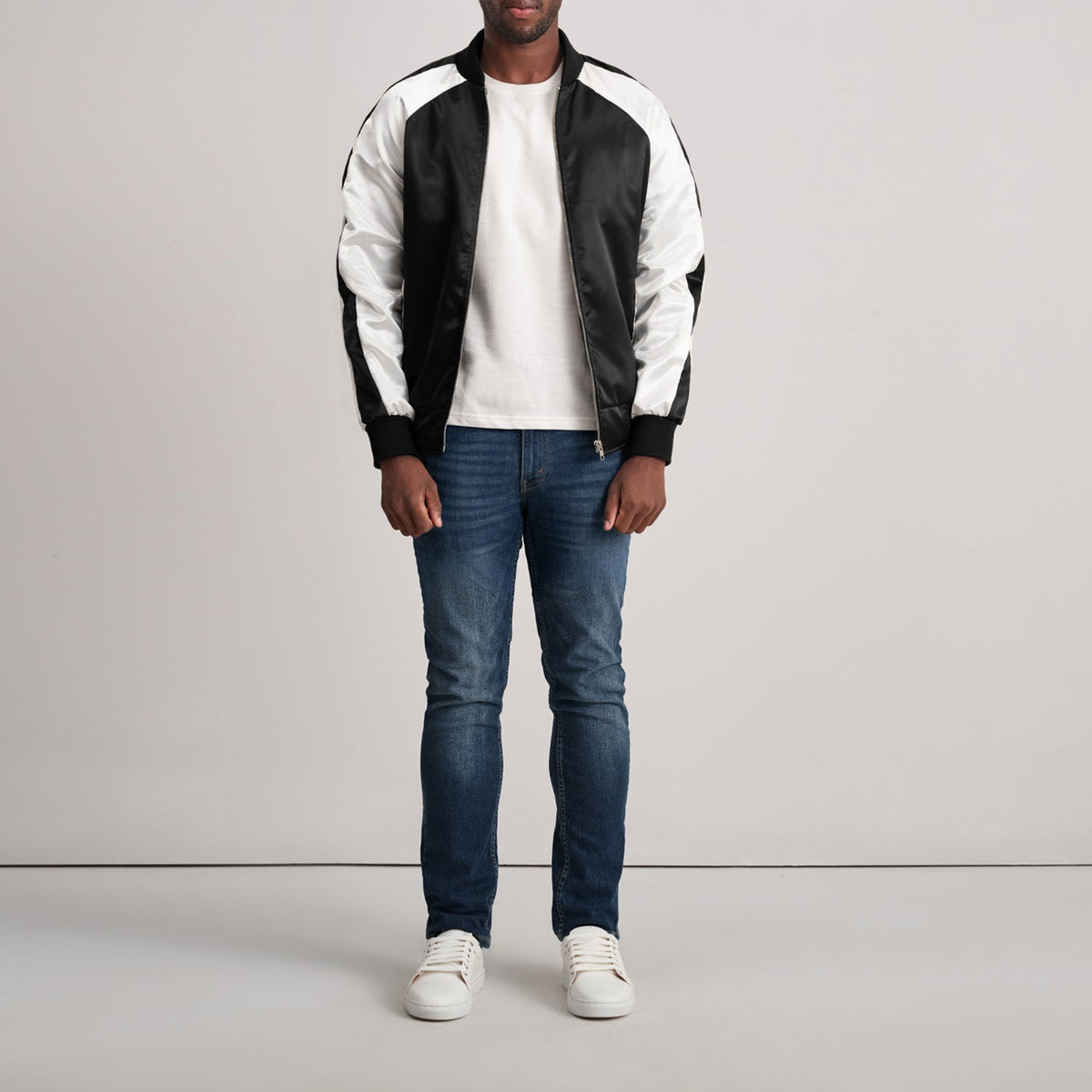 Close-Up Detail of Varsity &amp; Zipper Hardware on Clarke Zwart Varsity Leren Jas voor Heren
