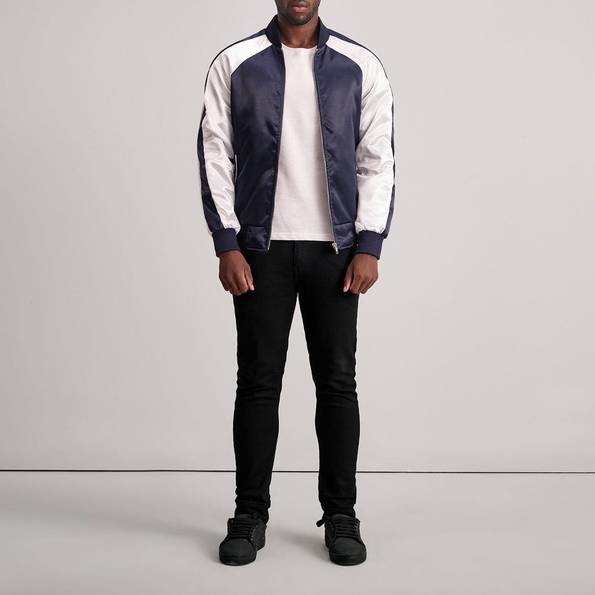 Close-Up Detail of Varsity &amp; Zipper Hardware on Clarke Blauw Varsity Leren Jas voor Heren