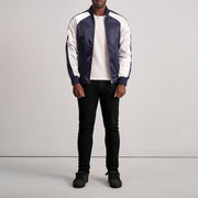 Close-Up Detail of Varsity &amp; Zipper Hardware on Clarke Blauw Varsity Leren Jas voor Heren