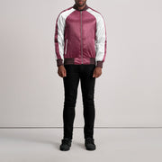Close-Up Detail of Varsity &amp; Zipper Hardware on Clarke Kastanjebruin Varsity Leren Jas voor Heren