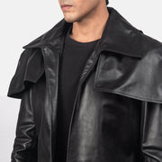 Close-Up Detail of Classic Collar &amp; Heavy-Duty Zipper Hardware on Men's Classic Zwart Leather Duster voor Heren