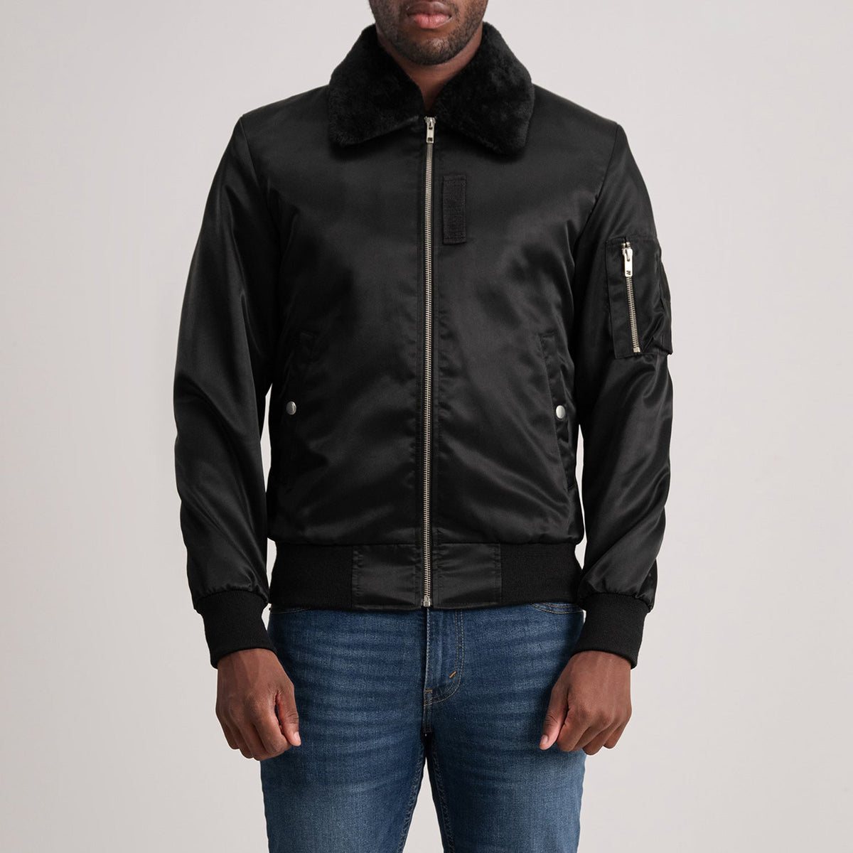 
Clyde B-15 Black Bomber Jacket in Black Satin - Vooraanzicht & getailleerd silhouet | Online kopen