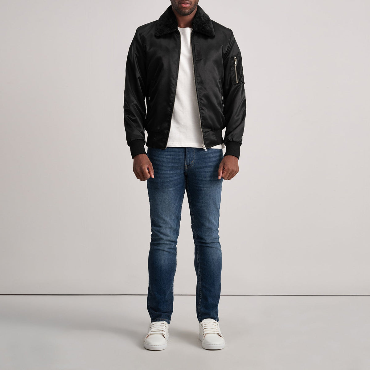 
Clyde B-15 Black Bomber Jacket - Zijaanzicht met ergonomische mouwsnede