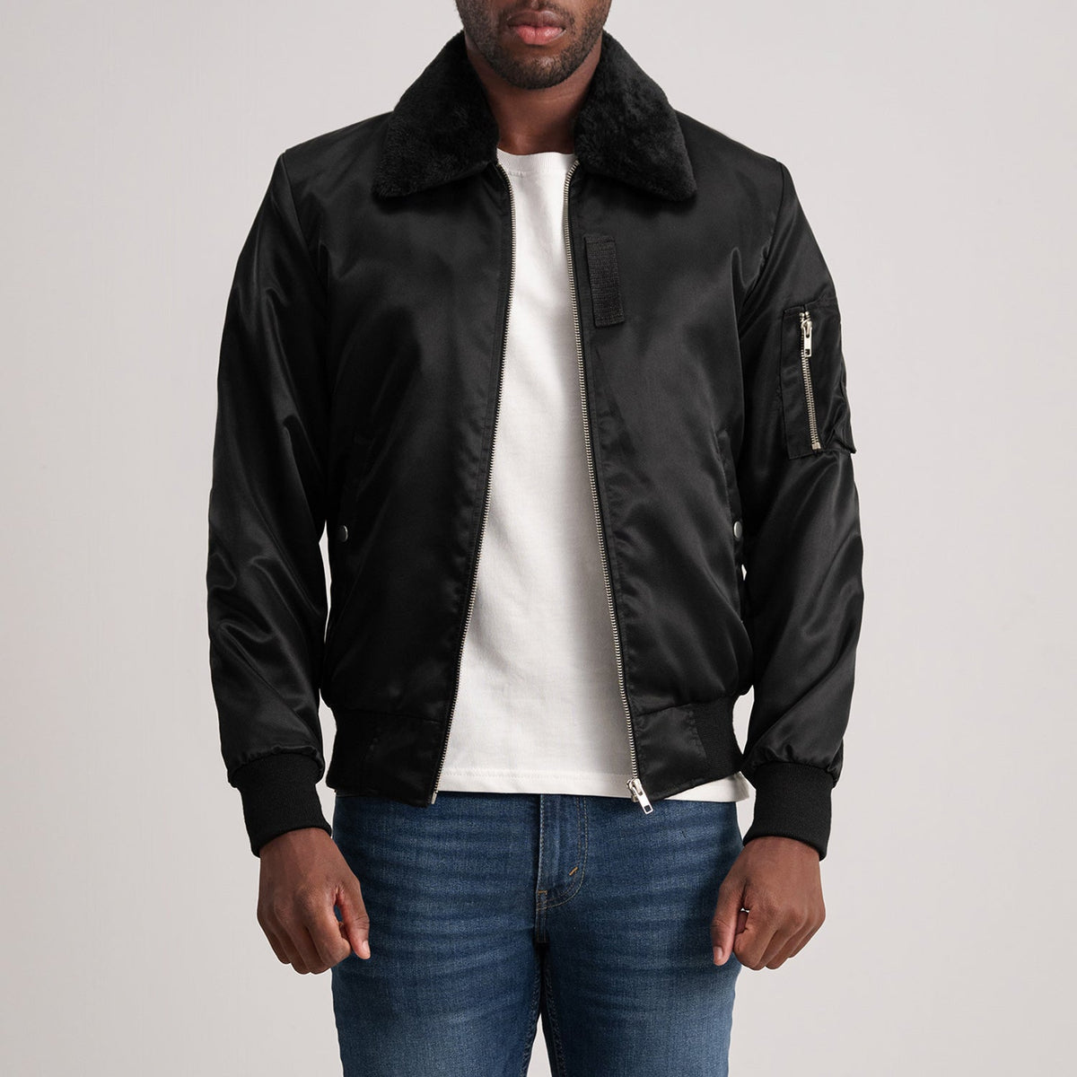
Detailopname of Removable faux fur collar & Zipper Hardware on Clyde B-15 Black Bomber Jacket