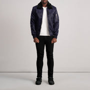 Close-Up Detail of Removable faux fur collar &amp; Zipper Hardware on Clyde B-15 Blauw Leren Bomberjack voor Heren