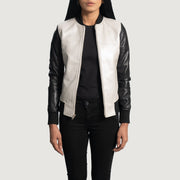
Cole Silver Leren Bomberjack voor Dames - Zijaanzicht met ergonomische mouwsnede