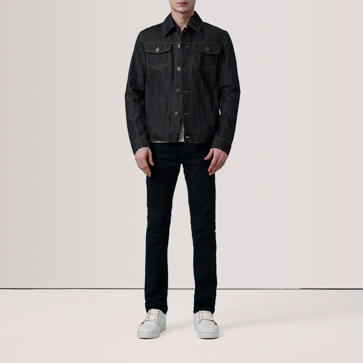 
Black Full-Grain leather Jacket - Achteraanzicht met getailleerde schouders & strakke zoom