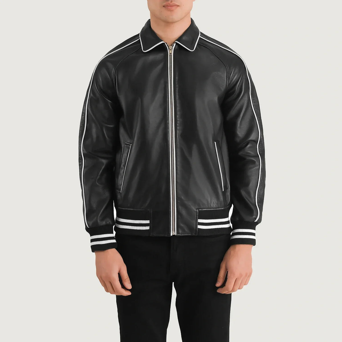 Close-Up Detail of Shirt collar &amp; Zipper Hardware on Cooper Zwart Leather Varsity Leren Jas voor Heren