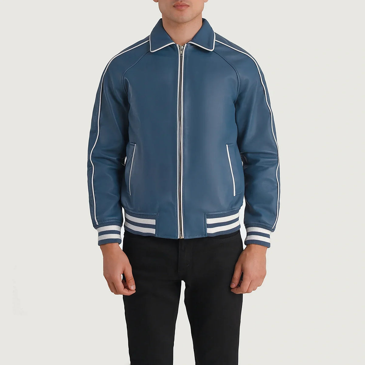 Close-Up Detail of Shirt collar &amp; Zipper Hardware on Cooper Blauw Leather Varsity Leren Jas voor Heren