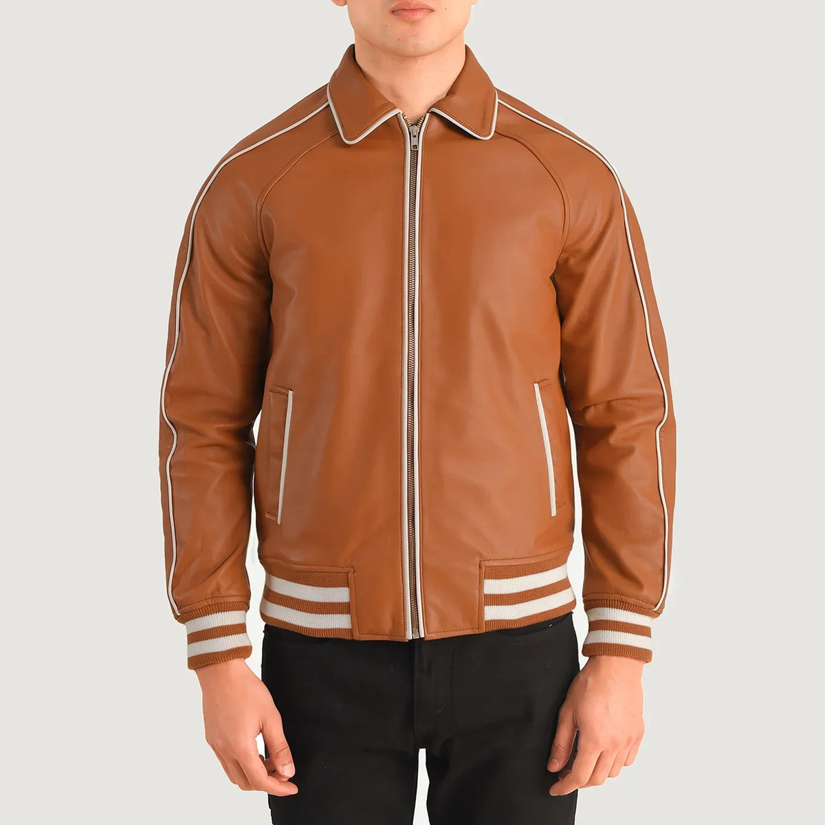 Close-Up Detail of Shirt collar &amp; Zipper Hardware on Cooper Lichtbruin Bruin Leather Varsity Leren Jas voor Heren