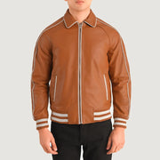 Close-Up Detail of Shirt collar &amp; Zipper Hardware on Cooper Lichtbruin Bruin Leather Varsity Leren Jas voor Heren