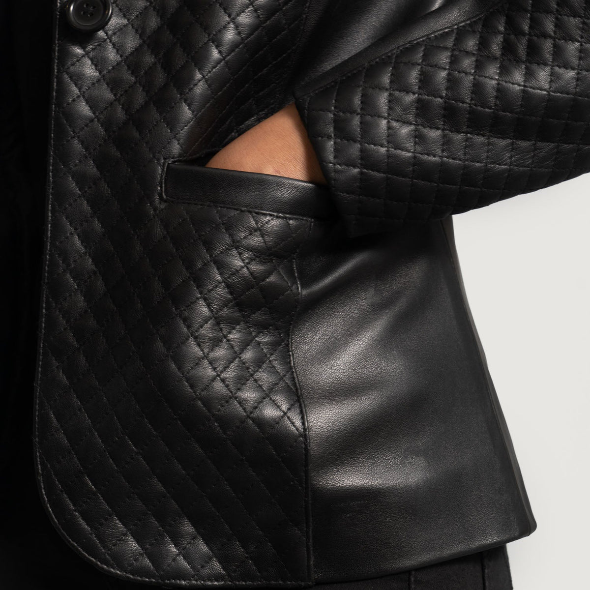 
Detailopname of Notch & Button Hardware on Cora Gewatteerd Zwart Leren Leren Blazer voor Dames