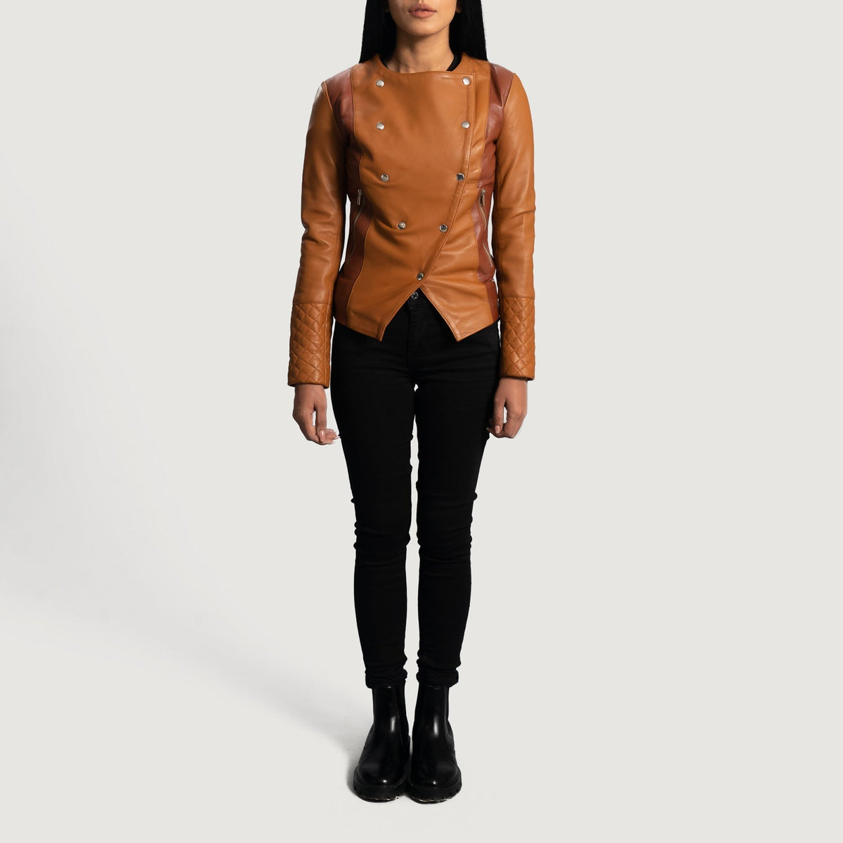 Close-Up Detail of Classic Collar &amp; Button Hardware on Women's County Lichtbruin Overlap Leren Jas voor Dames