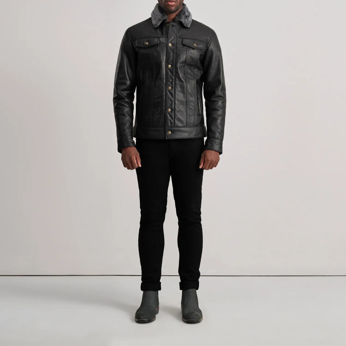Dallis Zwart Leather Shearling Trucker Leren Jas voor Heren - Lateral Side Profile View Showing Sleeve Cut &amp; Athletic Taper Fit