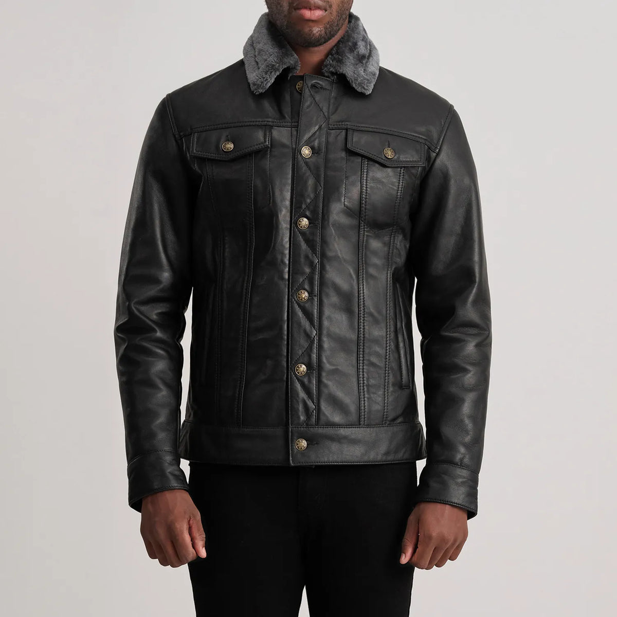 Close-Up Detail of Classic Collar &amp; Button Hardware on Dallis Zwart Leather Shearling Trucker Leren Jas voor Heren