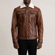 Close-Up Detail of Classic Collar &amp; Button Hardware on Dallis Bruin Leather Shearling Trucker Leren Jas voor Heren