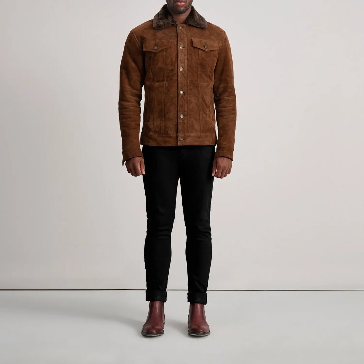 Dallis Bruin Suede Shearling Trucker Leren Jas voor Heren - Lateral Side Profile View Showing Sleeve Cut &amp; Athletic Taper Fit