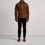 Dallis Bruin Suede Shearling Trucker Leren Jas voor Heren - Lateral Side Profile View Showing Sleeve Cut &amp; Athletic Taper Fit