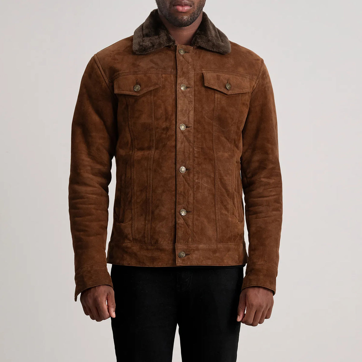 Close-Up Detail of Classic Collar &amp; Button Hardware on Dallis Bruin Suede Shearling Trucker Leren Jas voor Heren