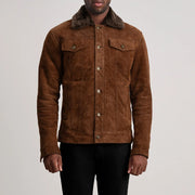 Close-Up Detail of Classic Collar &amp; Button Hardware on Dallis Bruin Suede Shearling Trucker Leren Jas voor Heren