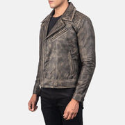 
Gedragen perspectief van Danny Quilted Brown Leather Biker Jacket op model - Natuurlijke valling bij daglicht