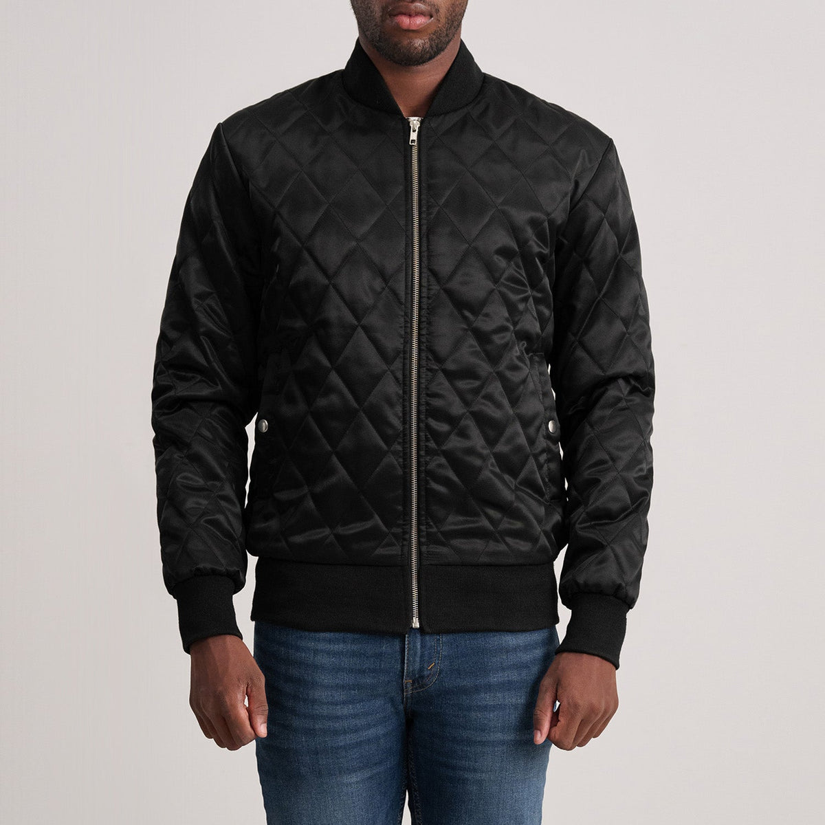 
Danson Gewatteerd Zwart Varsity Leren Jas voor Heren in Black Satin - Vooraanzicht & getailleerd silhouet | Online kopen