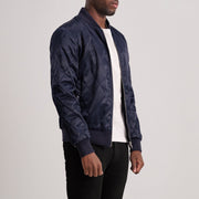 
Blue Satin Varsity Jacket - Achteraanzicht met getailleerde schouders & strakke zoom