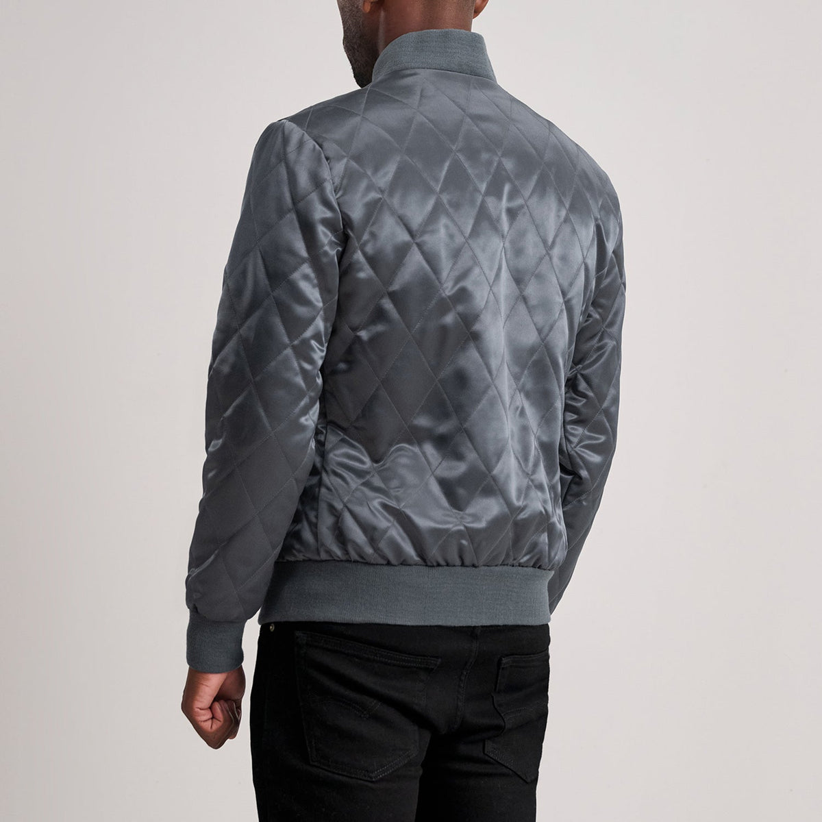 Close-Up Detail of Varsity &amp; Zipper Hardware on Danson Gewatteerd Grey Varsity Leren Jas voor Heren