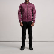 Close-Up Detail of Varsity &amp; Zipper Hardware on Danson Gewatteerd Kastanjebruin Varsity Leren Jas voor Heren
