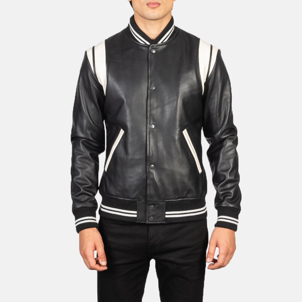 Close-Up Detail of Varsity &amp; Snap Buttons Hardware on Men's Dantee Zwart Leather Varsity Leren Jas voor Heren