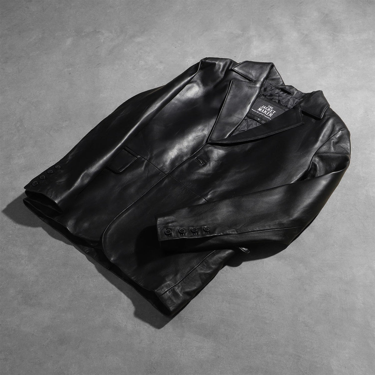Styled Fit Perspective of Men's Daron Zwart Leren Leren Blazer voor Heren on Model - Natural Daylight Drape