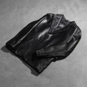 Styled Fit Perspective of Men's Daron Zwart Leren Leren Blazer voor Heren on Model - Natural Daylight Drape