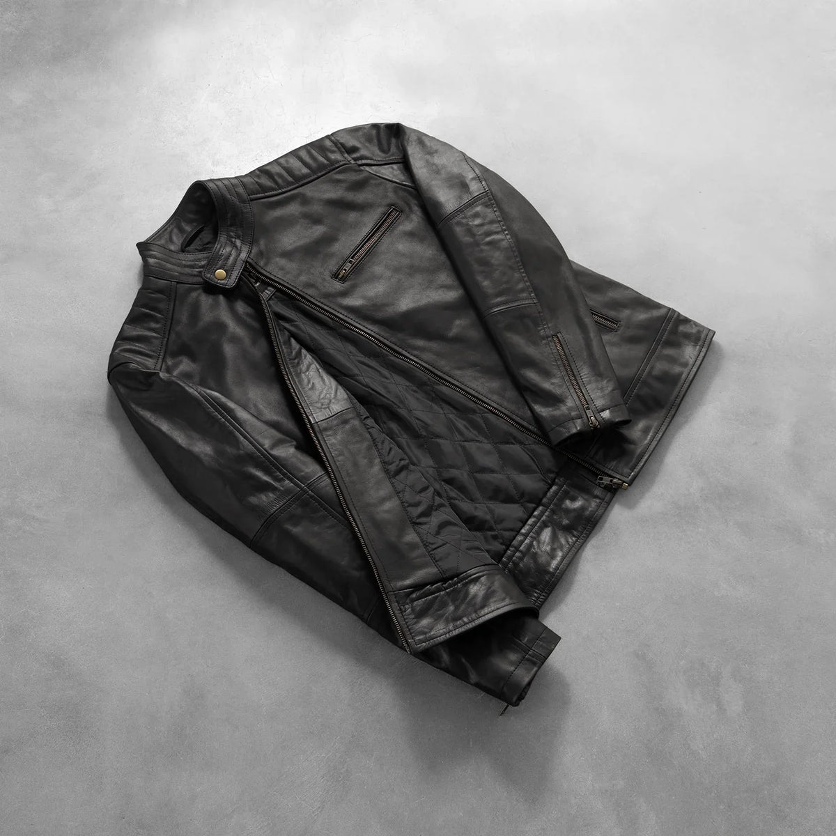 Styled Fit Perspective of Dean Zwart Leren Bikerjack voor Heren on Model - Natural Daylight Drape