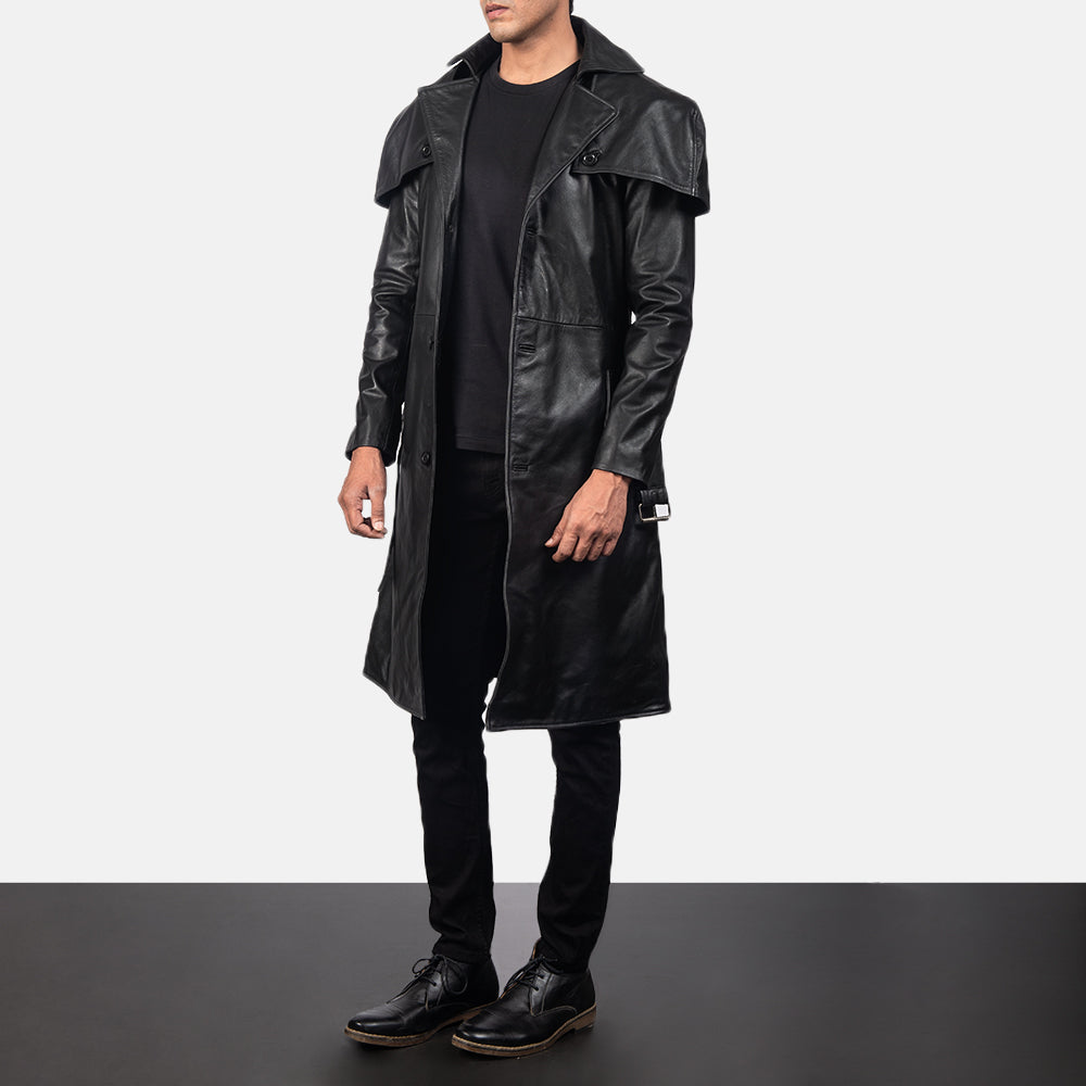 
Deux Zwart Leather Duster voor Heren - Zijaanzicht met ergonomische mouwsnede