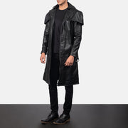 
Deux Zwart Leather Duster voor Heren - Zijaanzicht met ergonomische mouwsnede