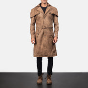 Close-Up Detail of Classic Collar &amp; Buttons + Belt Hardware on Men's Deux Bruin Leather Duster voor Heren