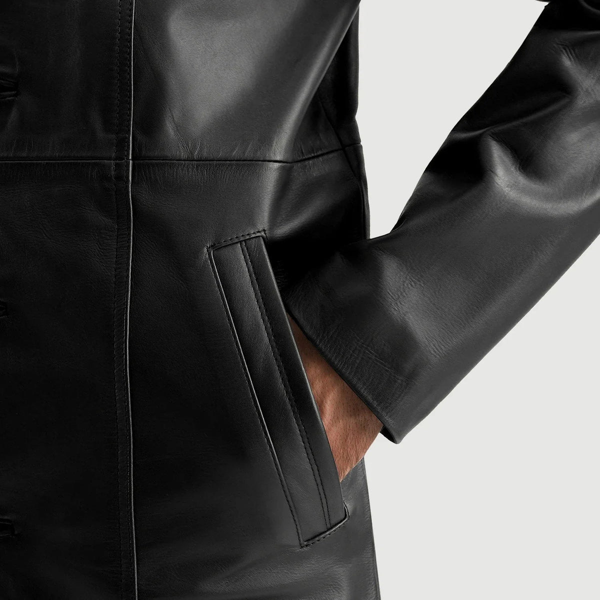 Close-Up Detail of Notch &amp; Button Hardware on Men's Don Long Zwart Leren Jas voor Heren