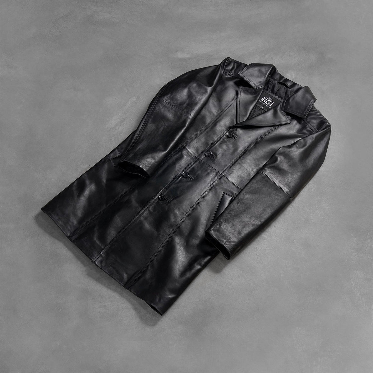Styled Fit Perspective of Men's Don Long Zwart Leren Jas voor Heren on Model - Natural Daylight Drape