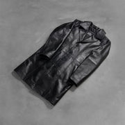 Styled Fit Perspective of Men's Don Long Zwart Leren Jas voor Heren on Model - Natural Daylight Drape